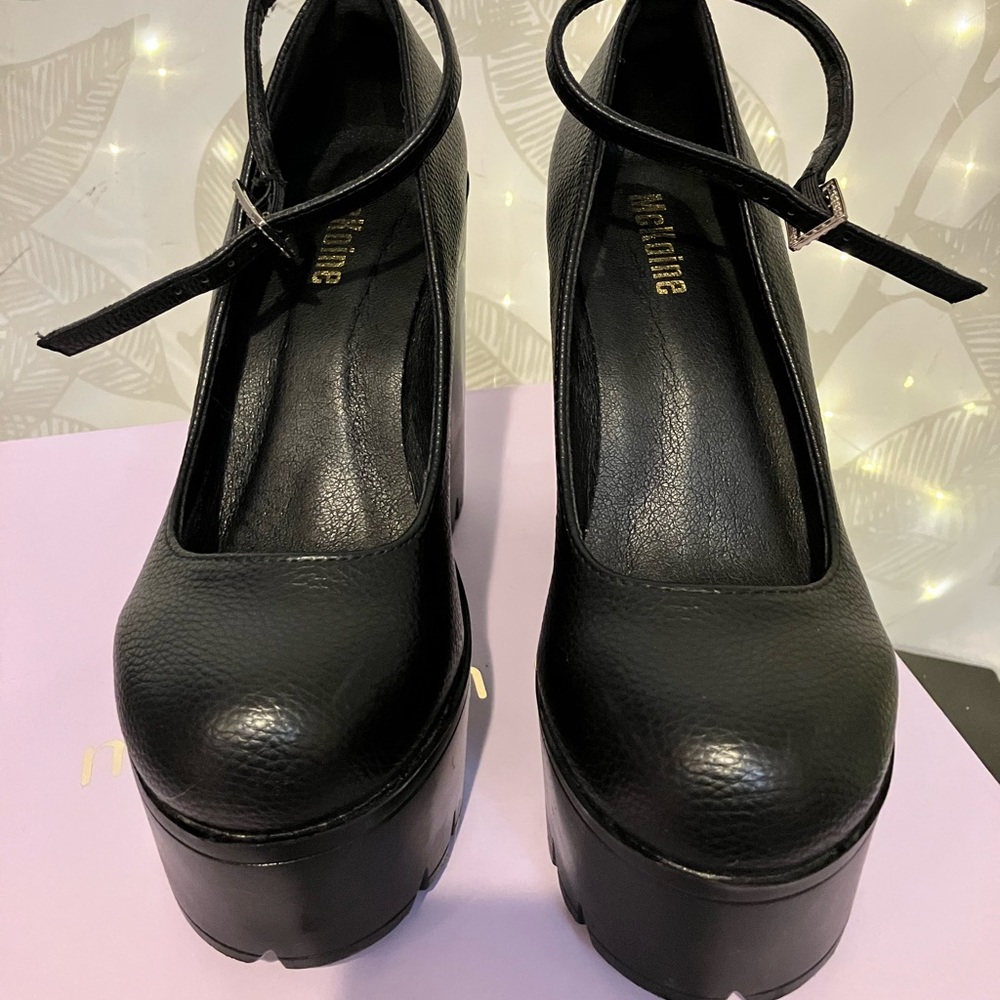 Minimalist Ankle Strap Platform Court Pumps - Picture 3 of 13